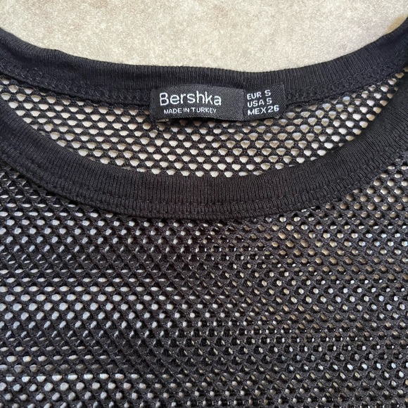 Bershka Y2K Womens black Fishnet Cropped Tee Shirt Size Small
Unfinished seam - Picture 4 of 6